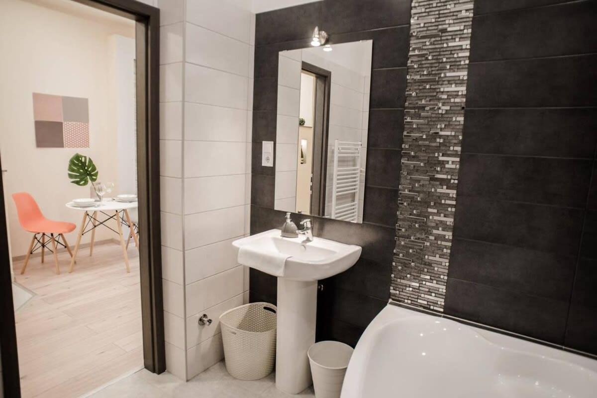 New Luxury Apartment In The Center With A/C Budapeşte Dış mekan fotoğraf